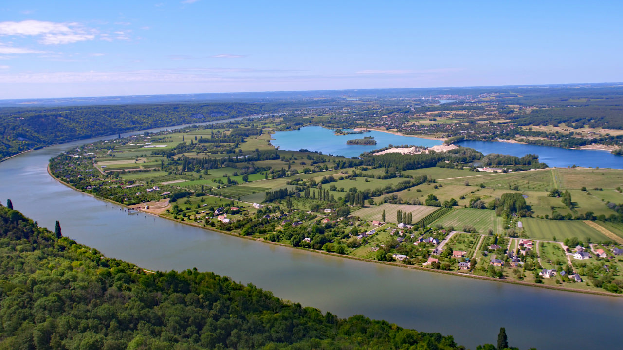 Vue aérienne des Boucles de Seine et du plan d'eau de la base de loisirs de Jumièges