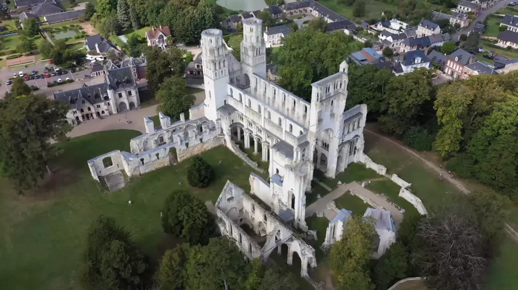Vue aérienne de l'abbaye de Jumièges