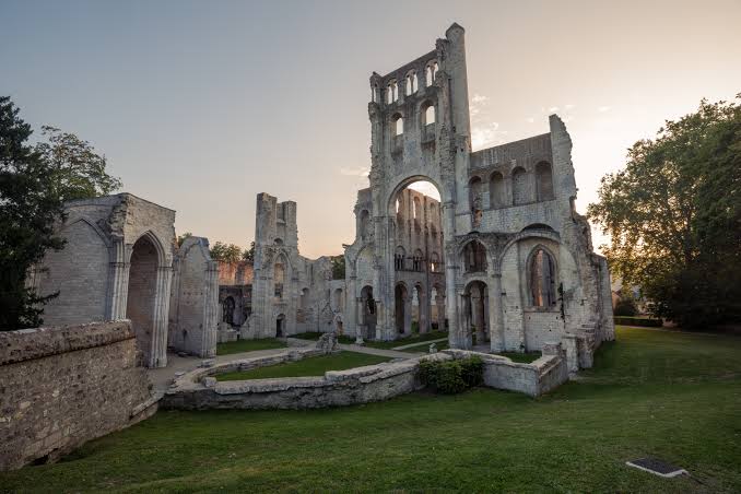 Ruines de l'abbaye de Jumièges au coucher du soleil