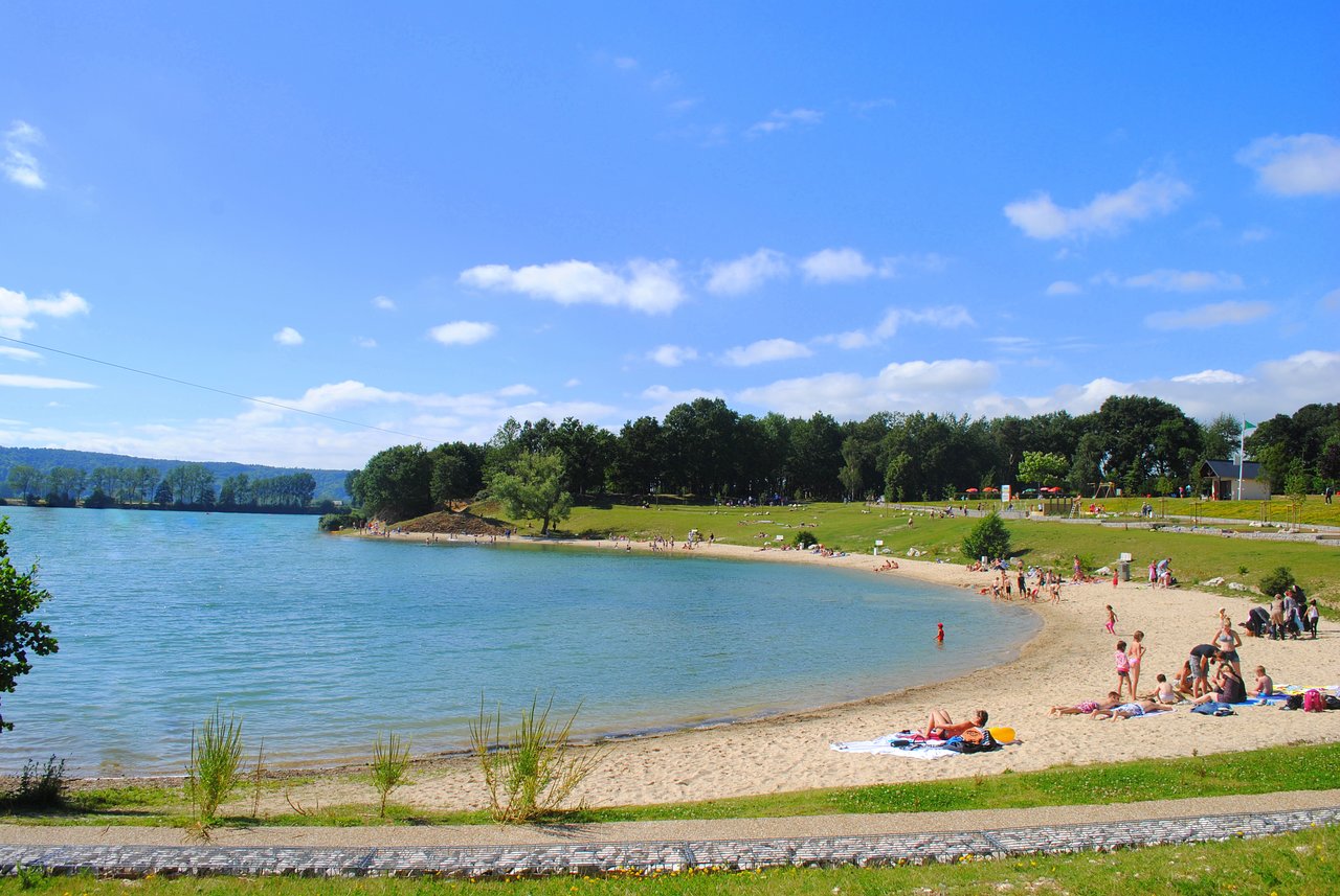 Vue large de la base de loisirs et du plan d'eau